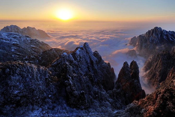 1-Day Mt. Huangshan Tour with Optional Hongcun & Xidi Village - Taking the Yungu cable car to White Goose Ridge