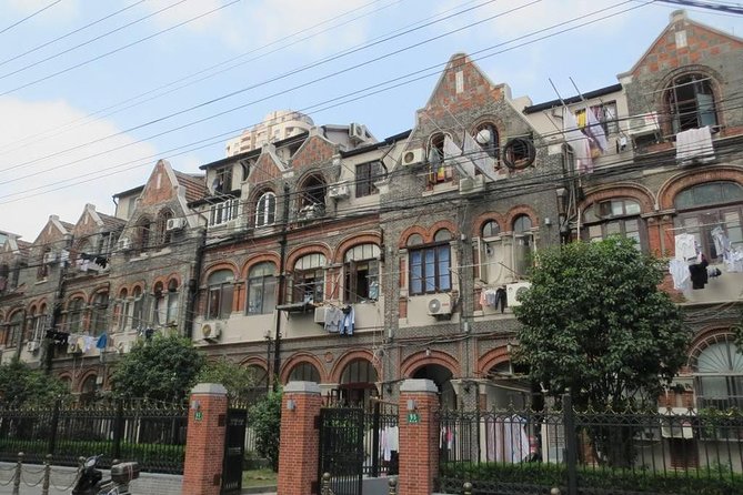 3-Hour Private Tour to Jewish Ghetto and Shanghai Bund - Walking through the former Jewish ghetto