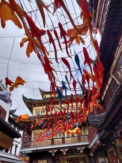 4-Hour Shanghai City Private Tour by German-Speaking Guide - Yu Garden’s pavilions, ponds, and dragon wall