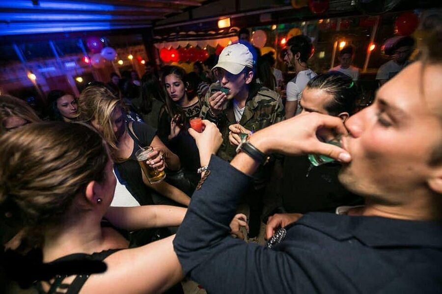 4-Hour Shanghai Pub Crawl (bars & nightclub hopping) - Meeting Solo People From Around the World