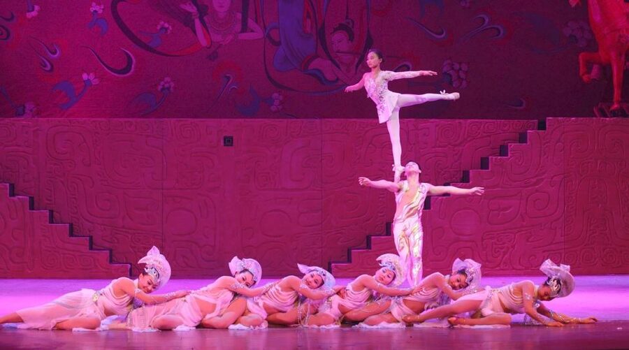 Beijing: Acrobatic Show with Peking Duck Dinner Private Tour - Why this Beijing evening works so well