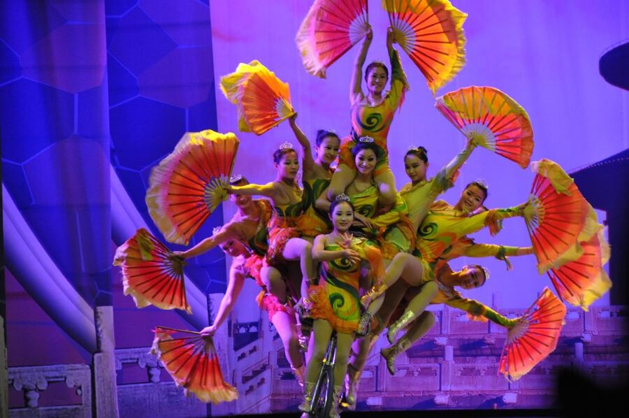 Beijing: Acrobatic Show with Peking Duck Dinner Private Tour - Getting to Red Theater by taxi, subway, or private car