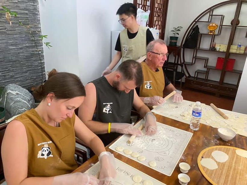 Beijing: Dumpling Making Workshop with Meal and Tea - What the guides do well