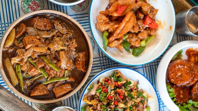 Beijing: Hidden Gems Guided Food Tour with Beer and Tastings - Guides, group mood, and language