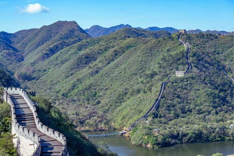 Beijing: Huanghuacheng Lakeside Great Wall Bus/Private Tour - Choosing between the bus and private tour