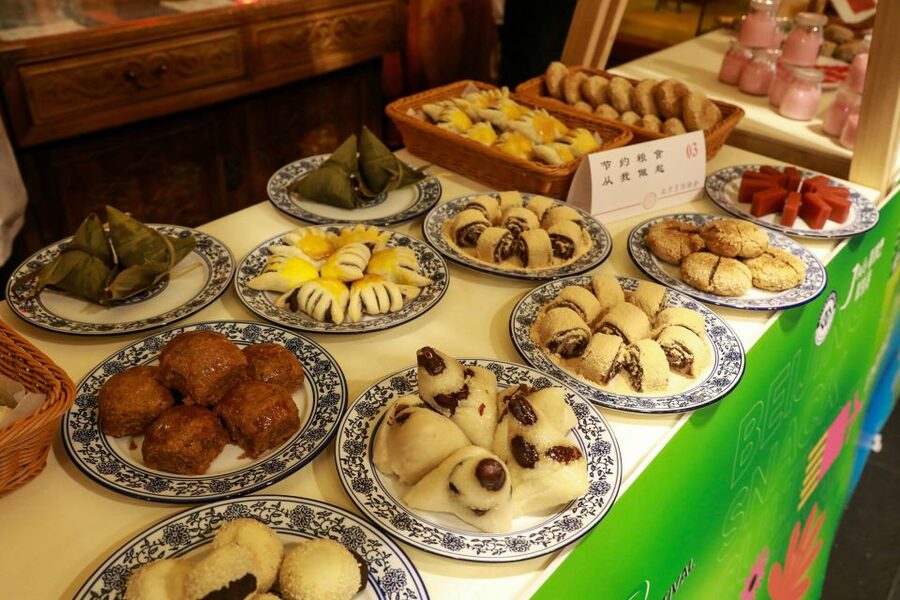 Beijing: Hutong Culinary Walking Tour with 15+ Tastings - The guides make the difference