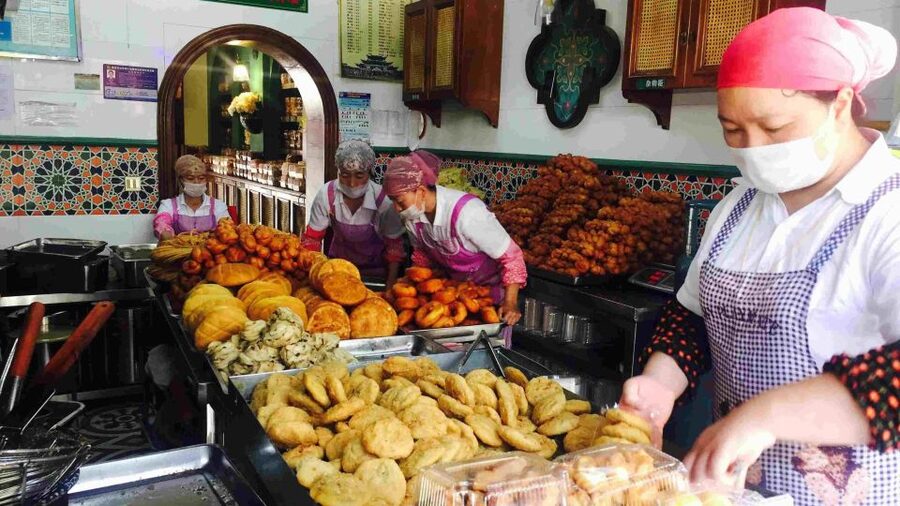 Beijing: Hutong Private Culinary Walking Tour - Entering the hutongs without a tour-bus crowd