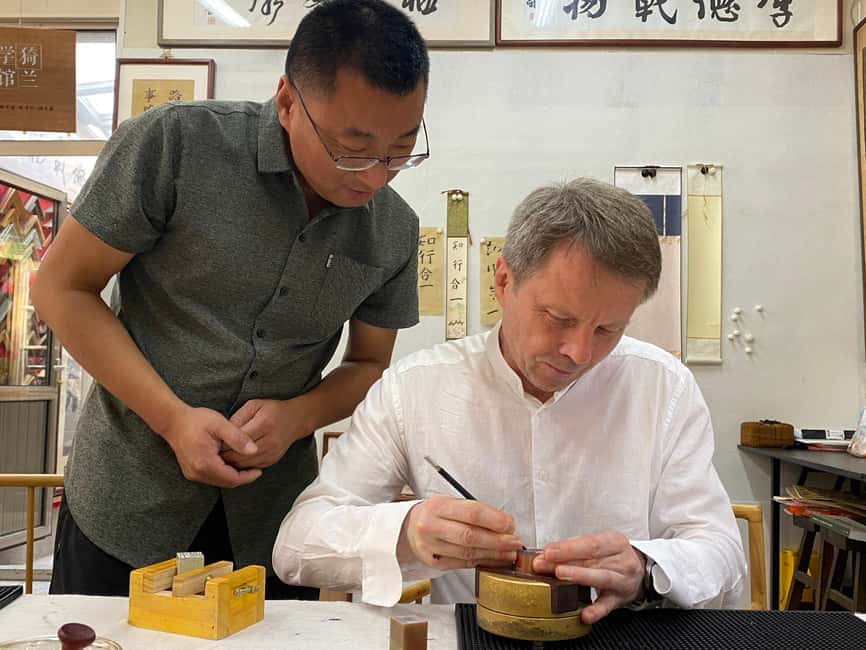 Beijing liulichang : Learn Calligraphy orCarving from Master - Who will enjoy this most