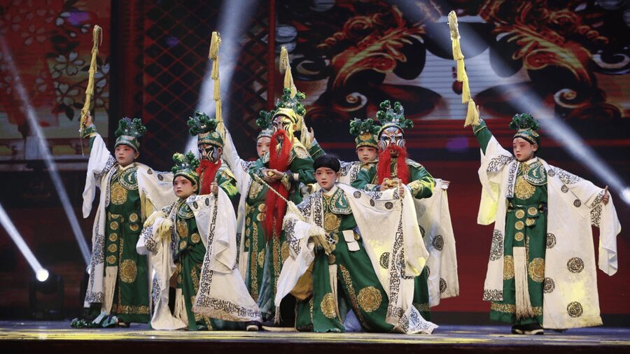 Beijing: Must-See Peking Opera at Liyuan Theatre Ticket - Adding a Beijing roast duck or vegetarian dinner