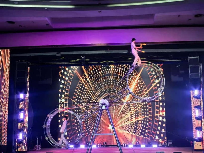 Beijing: Qinle Palace Acrobatics Show Ticket - The opening: traditional skills with a fresh twist