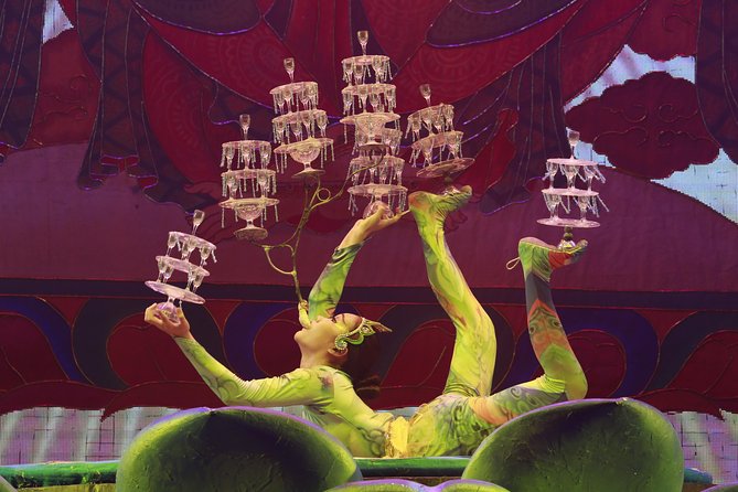 Beijing Roast Duck Banquet and Acrobatics Show with VIP Seats Evening Tour - What this Beijing evening actually delivers