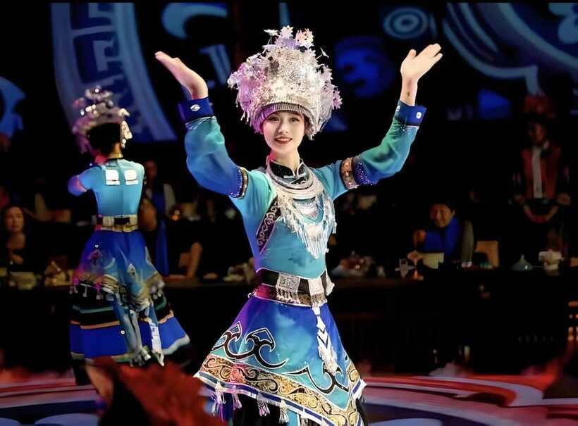 Beijing Royal Banquet with Chinese culture prefermance - A modern kitchen behind a traditional theme