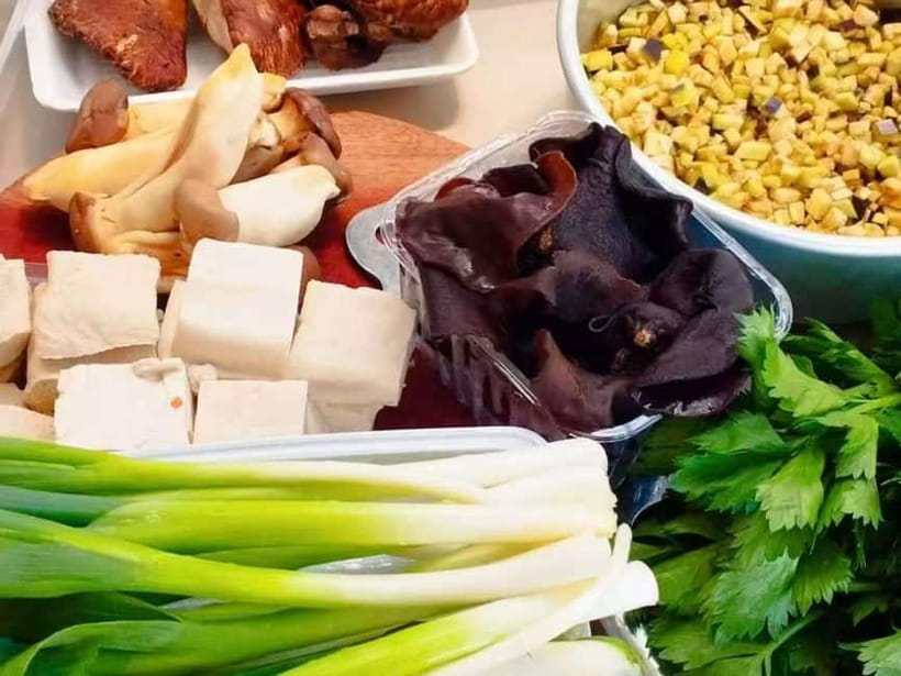 Beijing: Vegan Home Cooking & Local Market Tour with Sanxia - Tea, dim sum, and time to talk