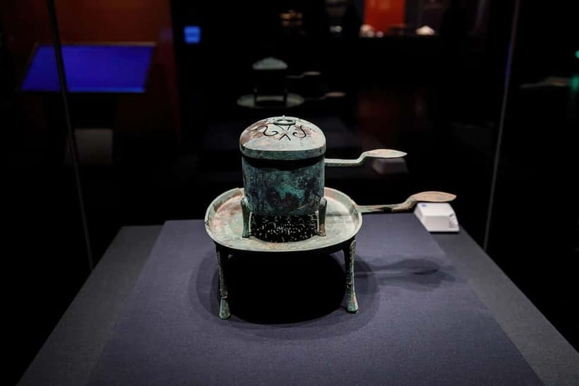 Chengdu: City Walking Tour with Food and Culture Stops - Daci Temple and the modern face of Taikoo Li