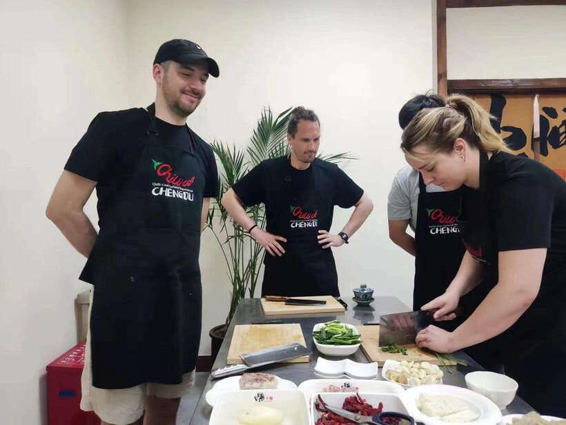 Chengdu: Cooking Class with Fresh Market Half Day Experience - The people make the class work