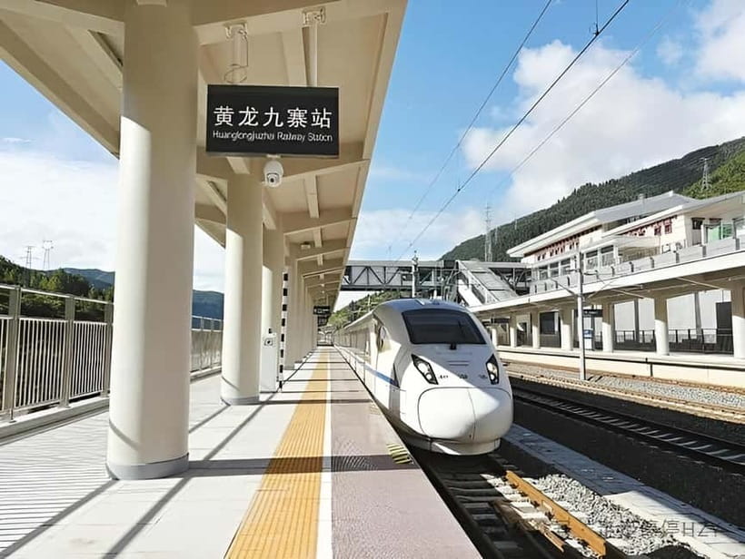 Chengdu: private 2-Day Huanglong Jiuzhaigou tour by train - Huanglong National Park, pools above the valley