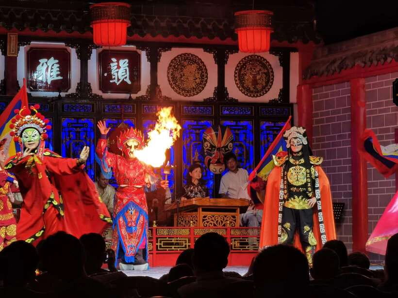 Chengdu: Sichuan Opera Face-Changing and Acrobatics Show - Key points at a glance
