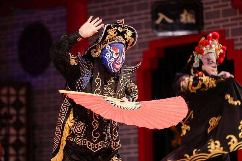 Chengdu: Sichuan Opera Face-Changing and Acrobatics Show - The face-changing performance