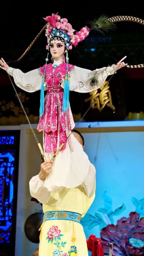 Chengdu: Sichuan Opera Face-Changing and Acrobatics Show - Who will enjoy this most