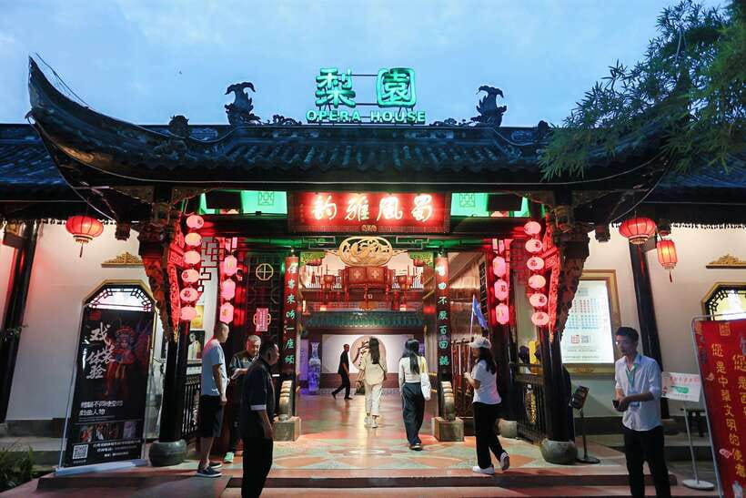 Chengdu: Sichuan Opera Face-Changing and Acrobatics Show - Arriving at Shufeng Yayun at 8 p.m.