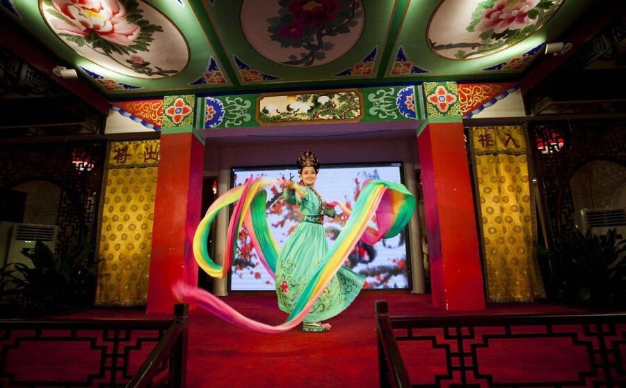 Chengdu: Sichuan Opera Shu Feng Yan Yun Evening Show Ticket - What happens during the 90-minute performance