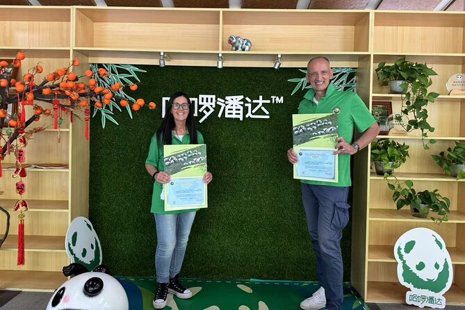 Chengdu: Volunteer Day Experience at Dujiangyan Panda base - The documentary and the panda-cake session
