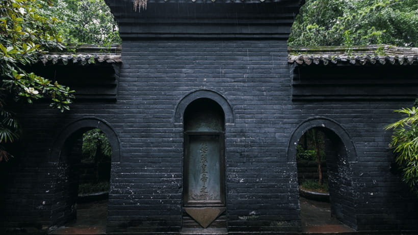 Chengdu: Wuhou Shrine Museum From Three Kingdoms Era - Entering the red-walled museum grounds