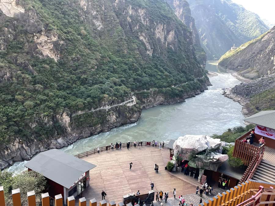 China Shangri-La Tiger Leaping Gorge : A Canyon Adventure - A Chinese lunch in Qiaotou