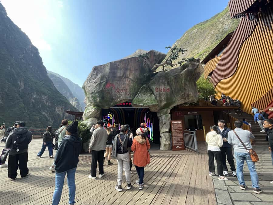 China Shangri-La Tiger Leaping Gorge : A Canyon Adventure - Drivers, group size, and language
