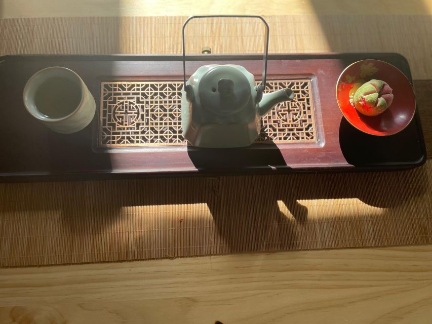 Chinese Tea ceremony in Beijing Hutong courtyard - Choosing your tea