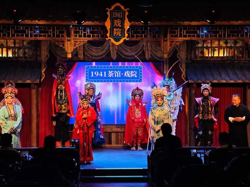 Chongqing 1941 theatre: Tea Art Performance with Folk Art - The long-mouth-pot tea performance