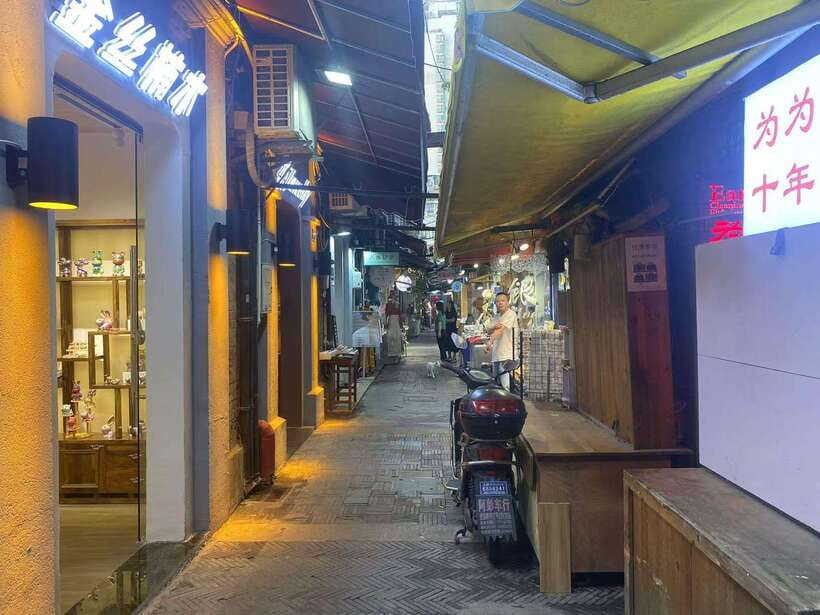 Explore Shanghai's Old Town & Suzhou River by Bike - Following the Suzhou River