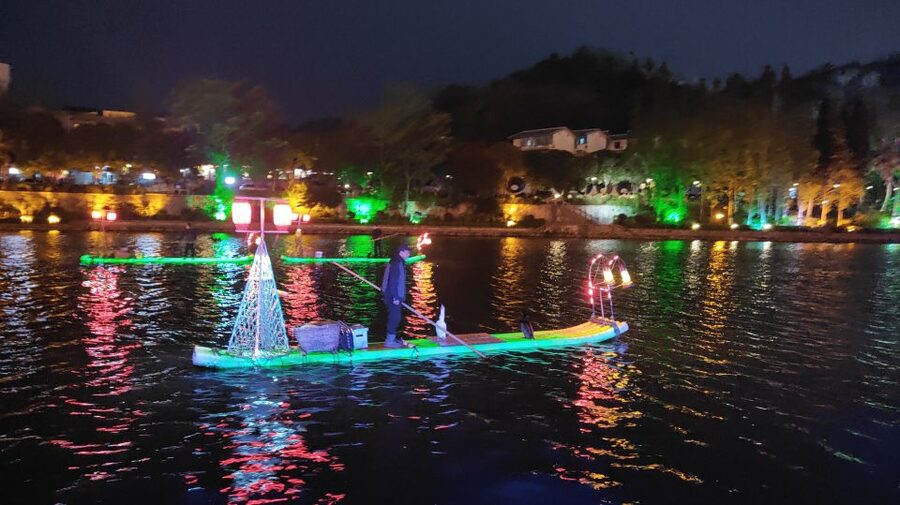 Guilin: Four Lakes Night Cruise with Round-trip Transfer - The twin pagodas are the visual high point
