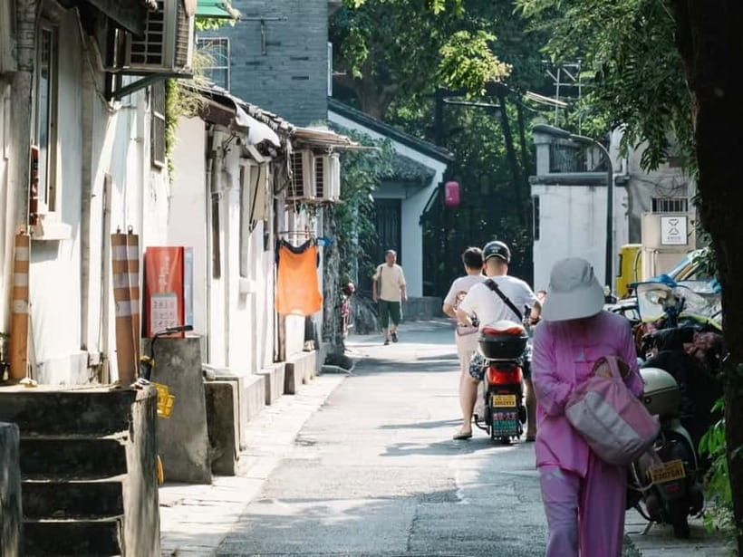 Hangzhou Insider Mini-Hike: TCM, Hill Views and Wet Market - Da Jing Xiang and the mansion with the giant sign
