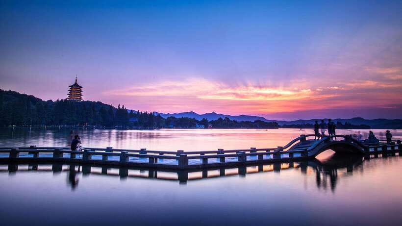 Hangzhou:Luxury West Lake Cruise+Santan Yinyue Island Ticket - The short crossing to Santan Yinyue Island