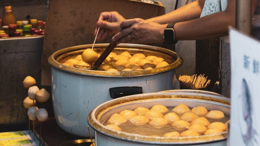 Hong Kong: Dolphin Cruise, Big Buddha & Lantau Island Tour - Getting to Lantau by train and bus
