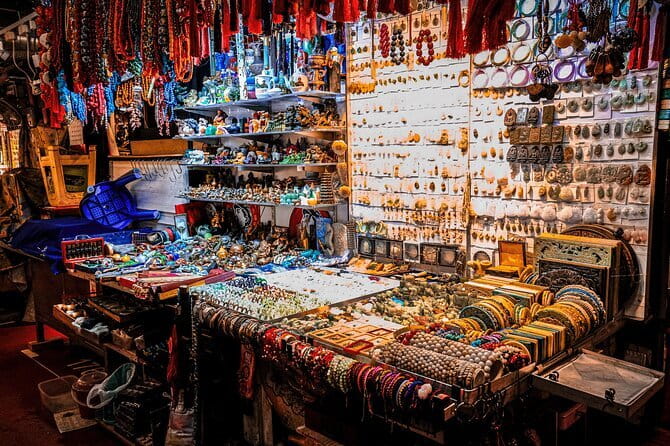 Hong Kong: Kowloon Street Market & Food Culture Walking Tour - Fruit, flights, and Hong Kong’s imported food supply