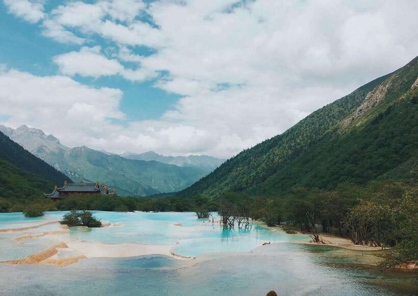 Huanglong Scenic Area: Explore Stunning Five-Colored Ponds - Weather, clothing, and physical demands