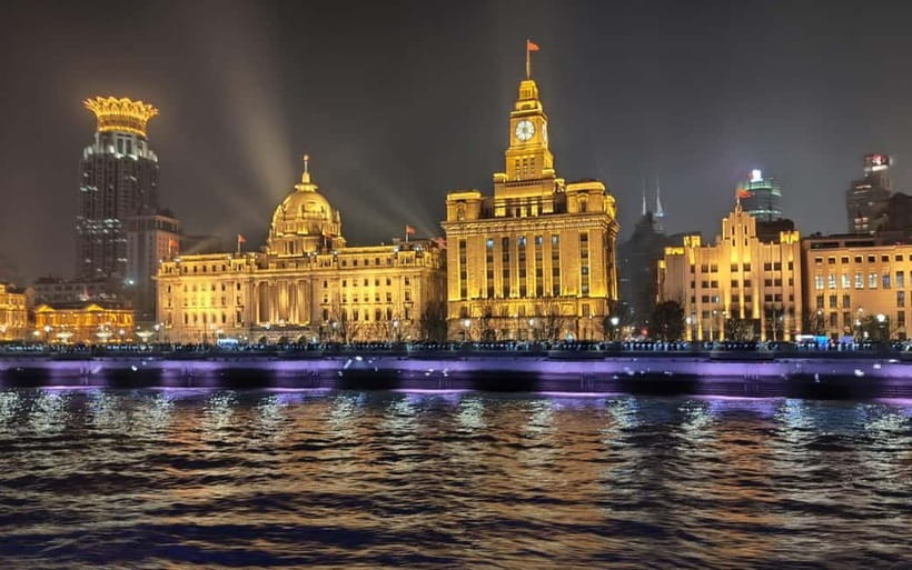 Huangpu Night Cruise: Cozy Vibe & Modern Shanghai Glow - How crowded is it, and how should you handle the queue?