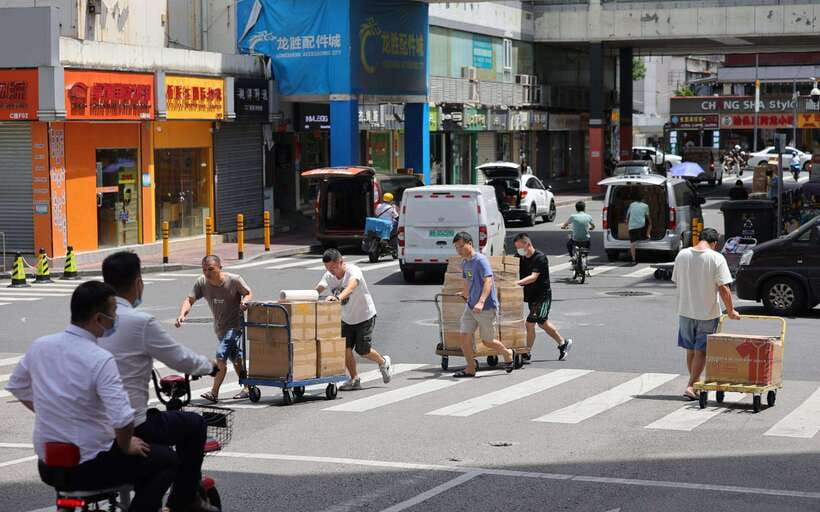 Huaqiangbei Insider Tour: Explore Shenzhen’s Tech Wonderland - Inside the repair lanes