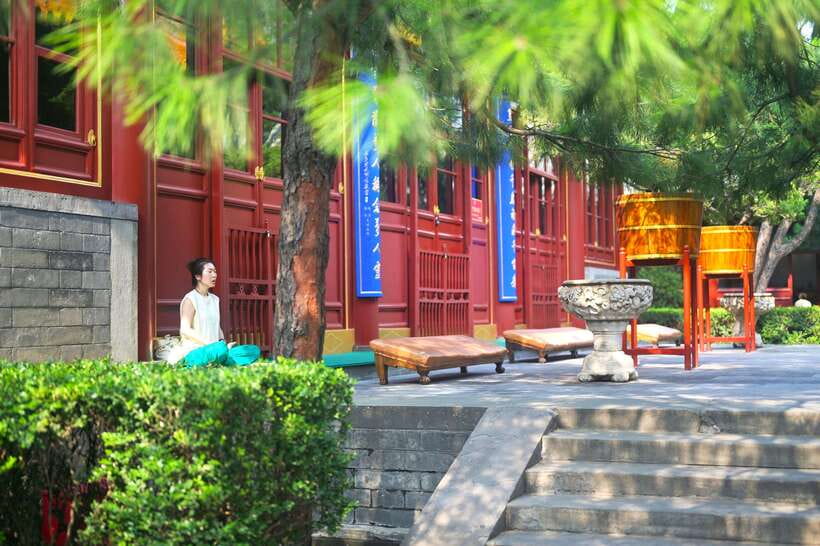 Hutong Walking Tour: Discover Real Beijing without Crowds - Miaoying Temple and the white stupa