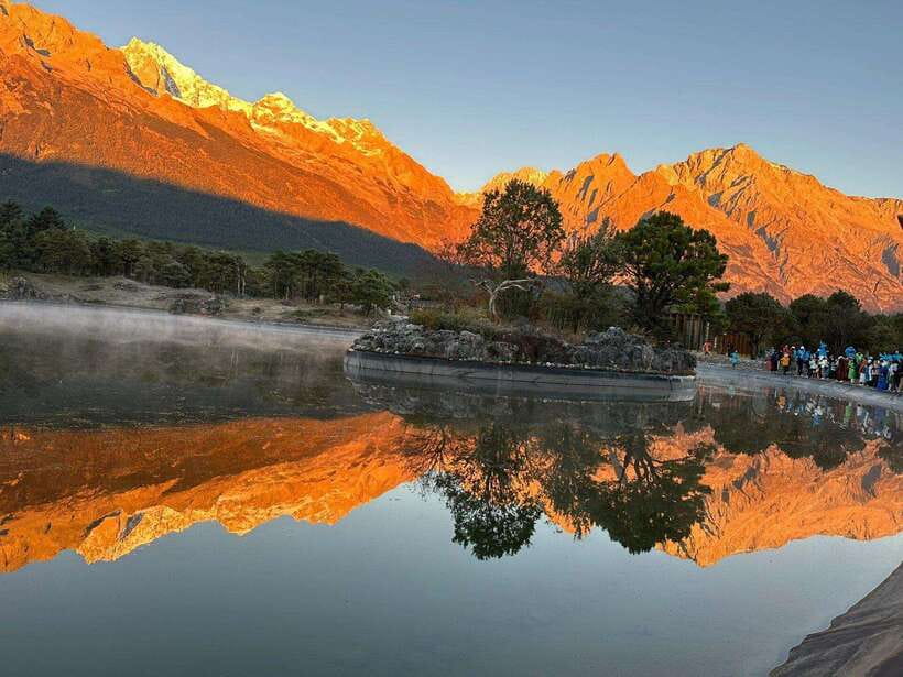 Lijiang: Jade Dragon Snow Mountain and Blue Moon Valley Tour - The cable car to Glacier Park at 4,680 meters