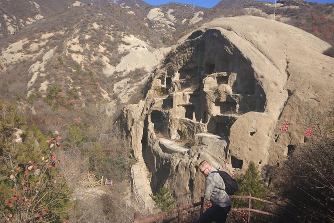 Longqingxia Gorge Cruise and Guyaju Cave Dwellings Private Day Tour - A regional lunch between the two stops