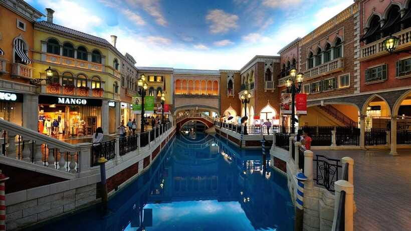 Macau: Venetian-Style Gondola Ride - Romance, Family Time, and Photos