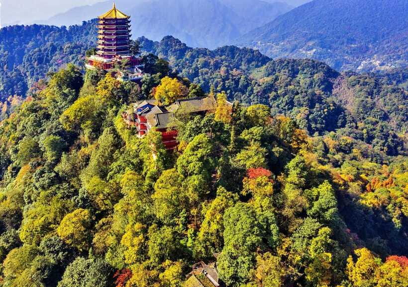 Mount Qingcheng Tour: Explore Serene and Sacred Taoist Site - Temples, paths, and the Taoist side of Qingcheng