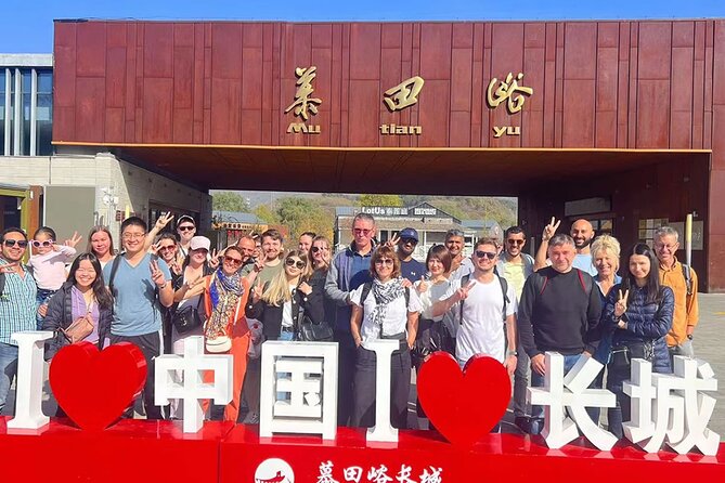 MuBus: Mutianyu Great Wall ENG/ESP/RUS Guided Bus Tour - Arriving at Mutianyu and using the shuttle