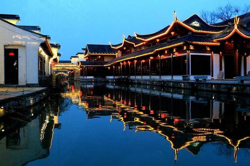 Nanjing: Night Cruise on Outer Qinhuai River for Adults - What the night atmosphere is really like