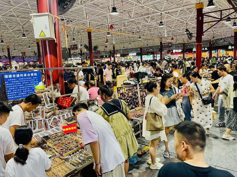 Night Market Haggling Adventure with an English Guide! - The first hour: getting your bearings among the stalls