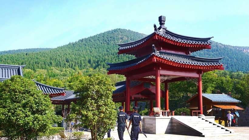 Private Tour: Longmen Grottoes, Shaolin Temple & Kungfu Show - Timing, crowds, and the April warning