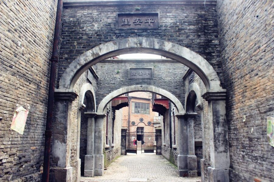 Shanghai: 8-Hour Guided Tour of Old and New City Highlights - Custom stops: AP Plaza, Shanghai Museum, and more choices
